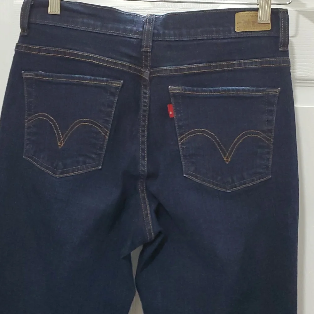 EUC LEVI'S DENIM MIDRISE 5 POCKET CROP JEANS (27)